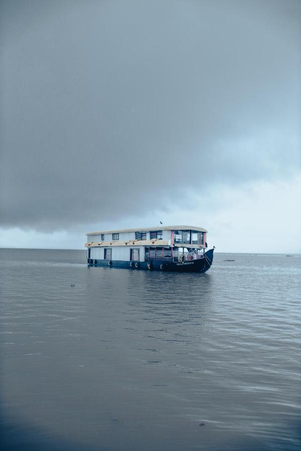 Harmony Houseboats Hotell Alappuzha Exteriör bild