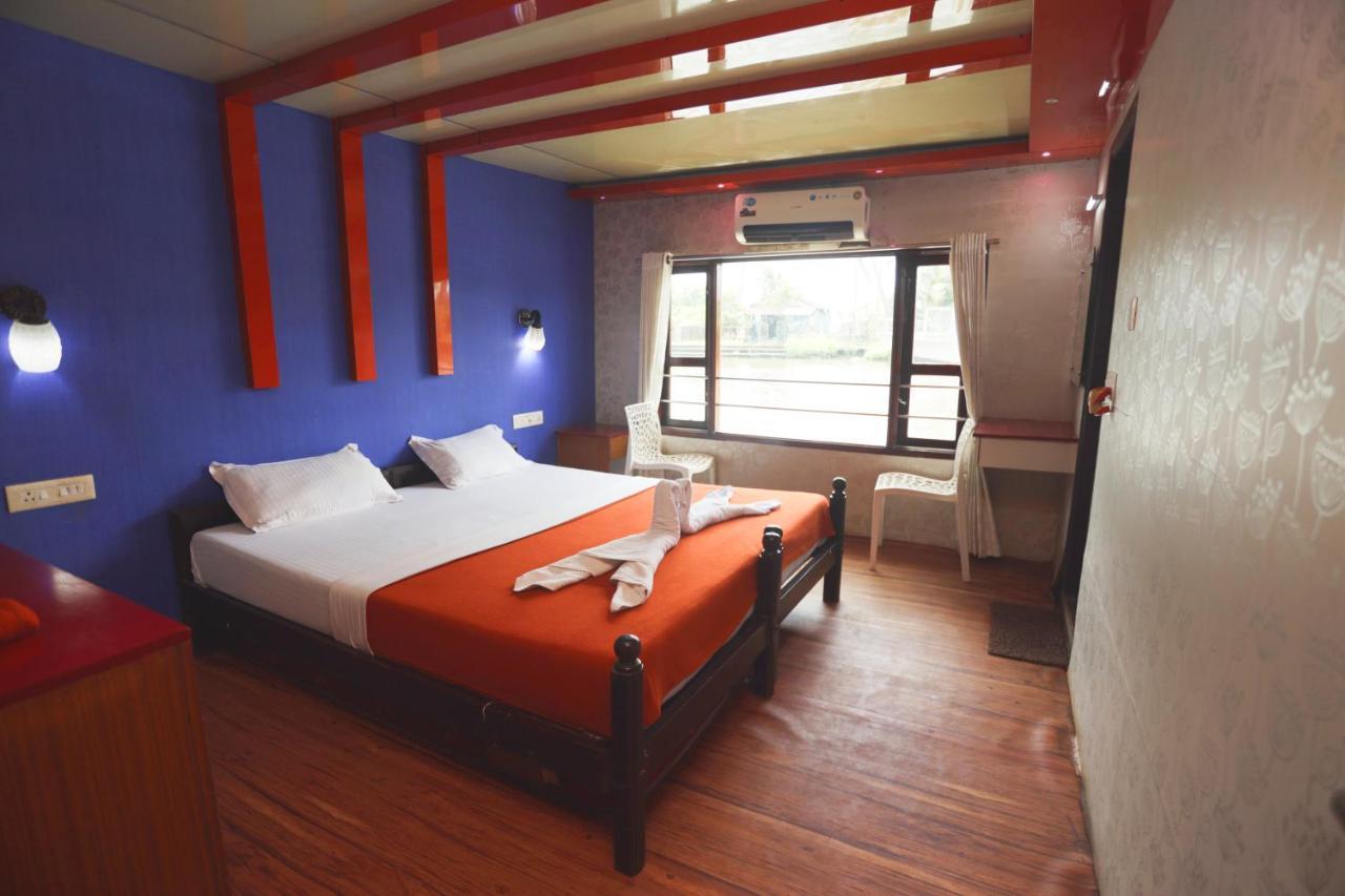 Harmony Houseboats Hotell Alappuzha Exteriör bild