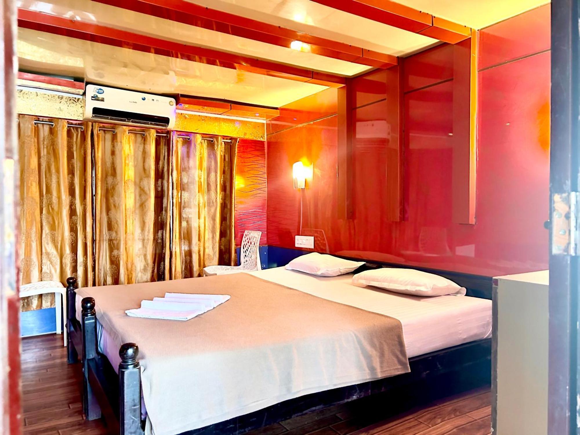 Harmony Houseboats Hotell Alappuzha Exteriör bild