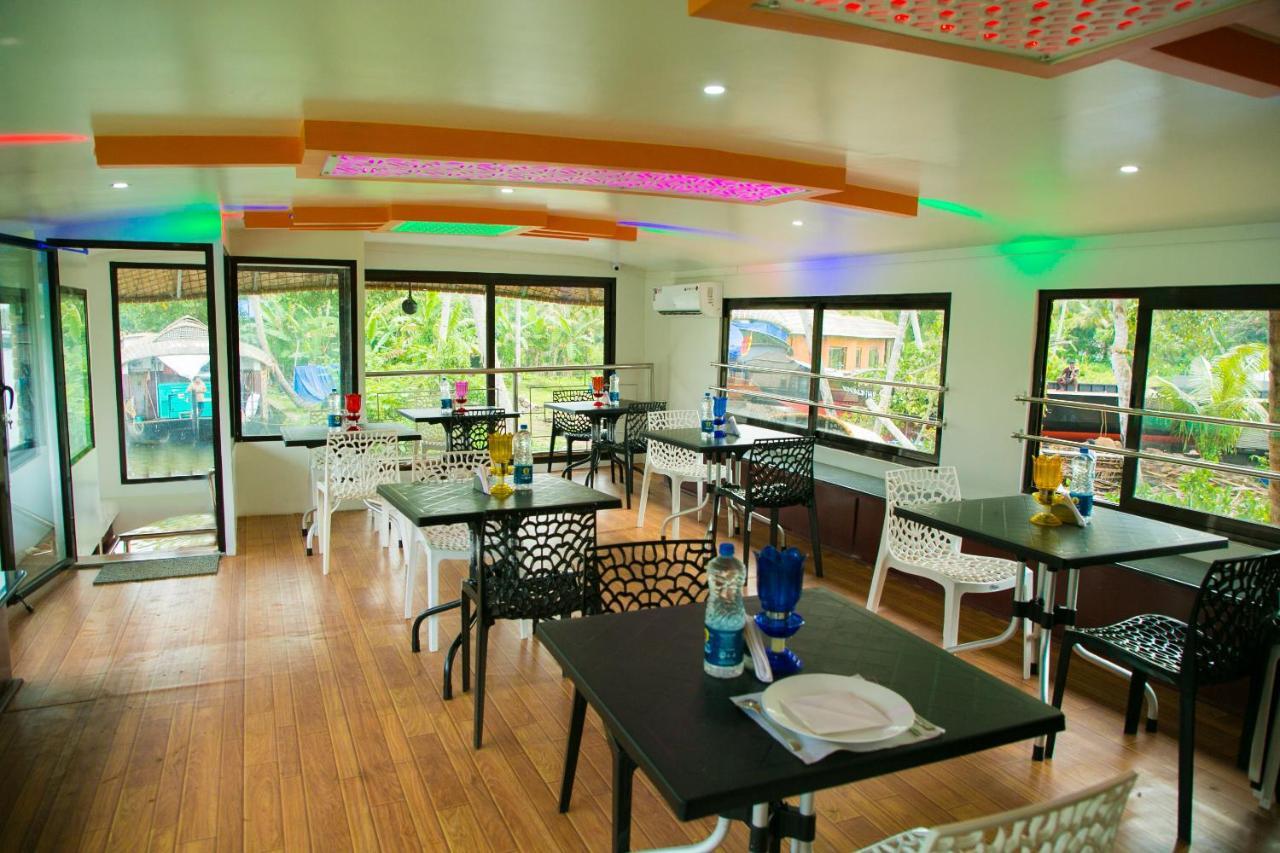 Harmony Houseboats Hotell Alappuzha Exteriör bild